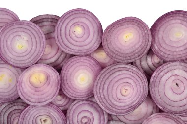 Bir beyaz kırmızı soğan dilimleri yığını 