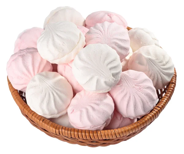 White and pink marshmallow in a wicker bowl on a white — Stock Photo, Image