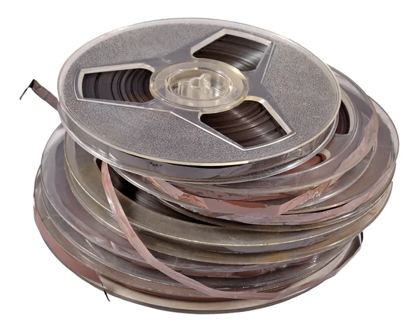 Velhas bobinas vintage com fitas magnéticas em um branco — Fotografia de Stock