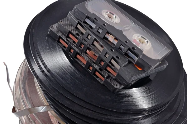 Velhas bobinas vintage, discos de vinil e fitas cassete em um branco — Fotografia de Stock