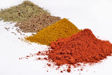 Bir beyaz üzerine farklı kuru baharat yığınları