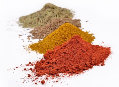 Bir beyaz üzerine farklı kuru baharat yığınları