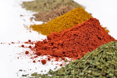 Bir beyaz üzerine farklı kuru baharat yığınları