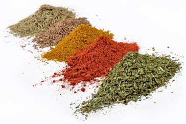 Bir beyaz üzerine farklı kuru baharat yığınları