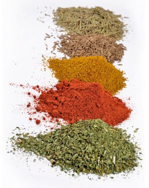 Bir beyaz üzerine farklı kuru baharat yığınları