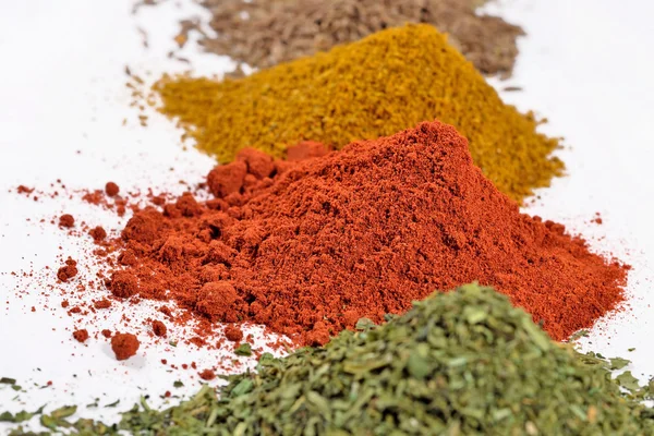 Bir beyaz üzerine farklı kuru baharat yığınları