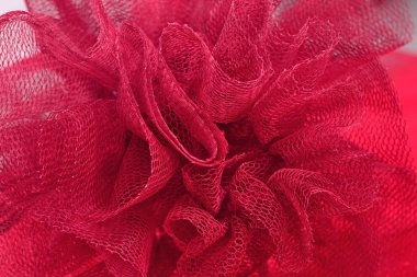 Kırmızı buruşuk tül