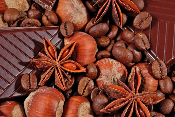 Kaffe, choklad, stjärnanis och hasselnötter — Stockfoto