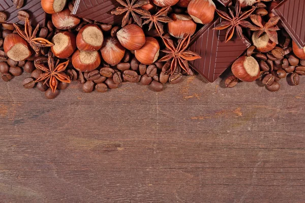 Kaffe, choklad, stjärnanis och hasselnötter — Stockfoto