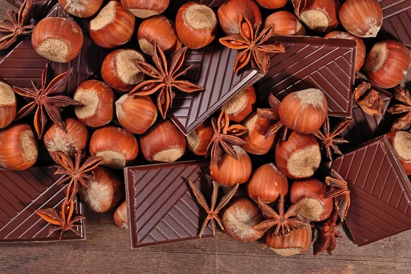 Choklad, stjärnanis och hasselnötter — Stockfoto