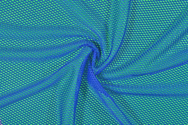 Azul crumpled tecido não-tecido em um verde — Fotografia de Stock