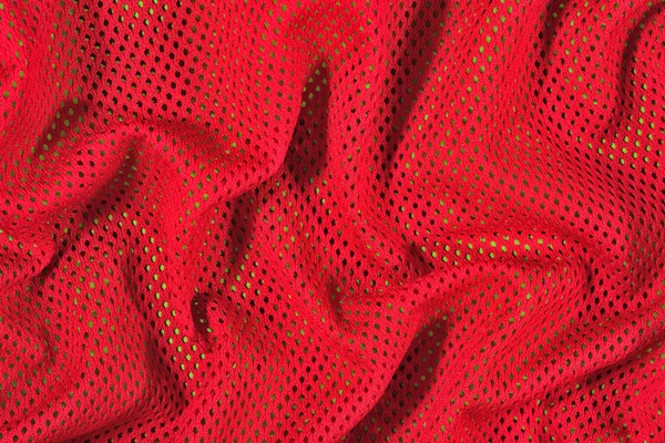 Rojo arrugado tela no tejida en un verde —  Fotos de Stock