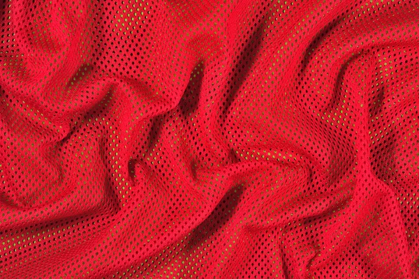 Rojo arrugado tela no tejida en un verde —  Fotos de Stock