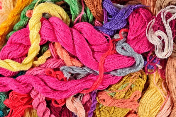 Цветная нитка для вышивки — стоковое фото