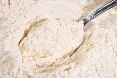 Beyaz bir kaşık un 