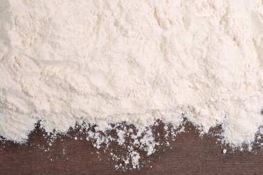 Beyaz un ahşap arka plan üzerinde