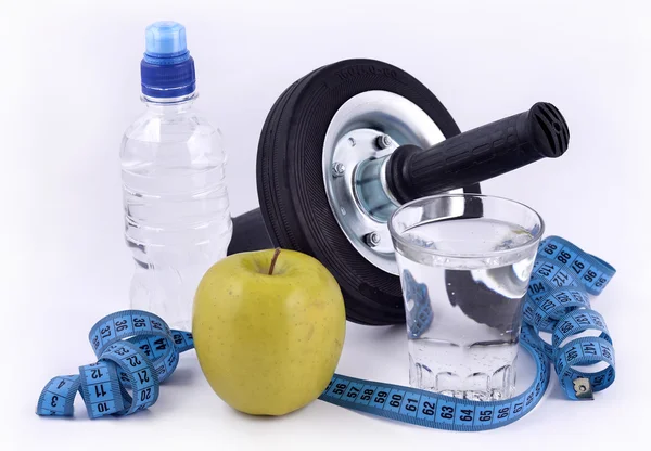 Fles water, groene appel, glas water, roller wiel voor een — Stockfoto