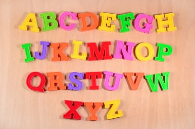 Renkli plastik alfabesi harfleri 