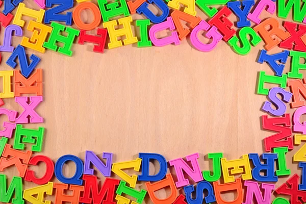 Plastik renkli alfabesi harfleri çerçevesinde — Stok fotoğraf