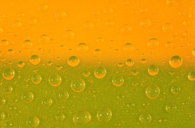 Su renkli arka plan üzerine bırakır. Seçici odak.