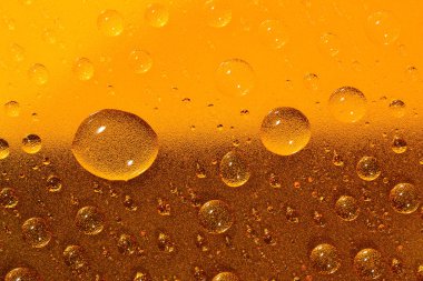 Su kahverengi yüzeye bırakır. Seçici odak.