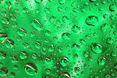Yeşil yüzeyinde su damlaları