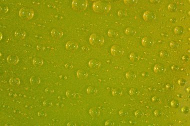 Yeşil yüzeyinde su damlaları 