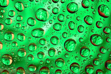 Yeşil yüzeyinde su damlaları