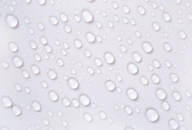 Beyaz yüzeyinde su damlaları 