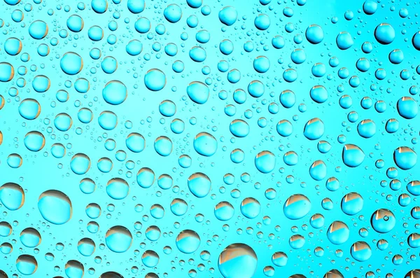 Gotas de água em fundo azul — Fotografia de Stock