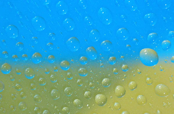 Gocce d'acqua su sfondo colorato. Focus selettivo . — Foto Stock