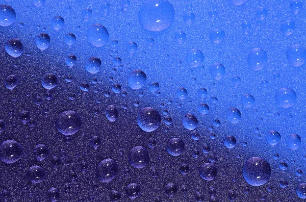 Kapky vody na barevném pozadí. Selektivní zaměření. — Stock fotografie