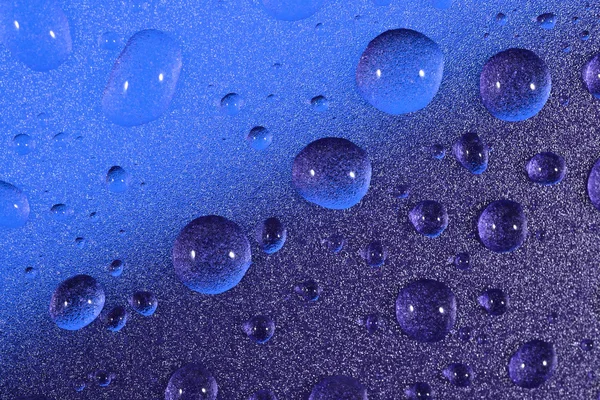 Wassertropfen auf farbigem Hintergrund. Selektiver Fokus. — Stockfoto