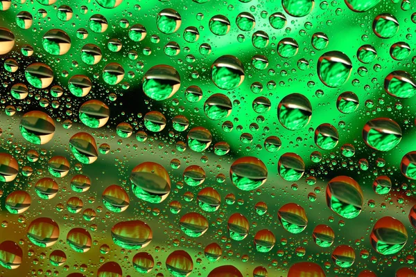 Waterdruppels op een veelkleurige achtergrond — Stockfoto