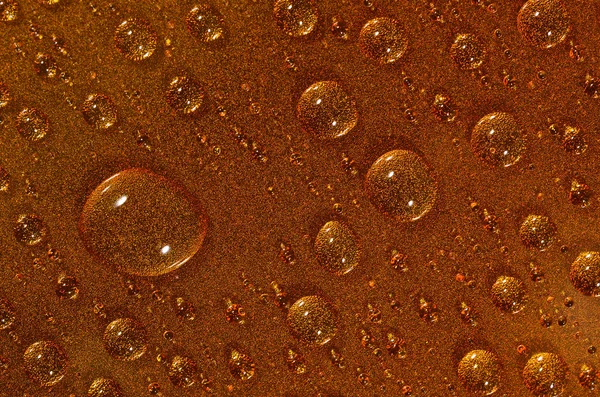 Krople wody na powierzchni brązowy. Selektywne focus. — Zdjęcie stockowe
