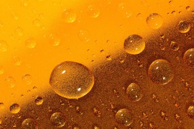 renkli arka plan üzerinde su damlaları