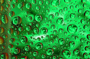 Yeşil arkaplanda su damlaları