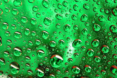 Yeşil arkaplanda su damlaları