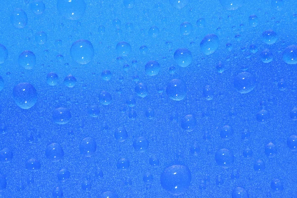 Gouttes d'eau sur fond bleu — Photo