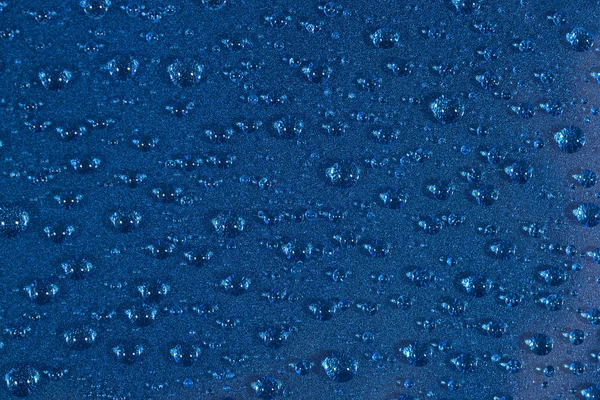 Σταγόνες νερού σε μπλε φόντο — Φωτογραφία Αρχείου