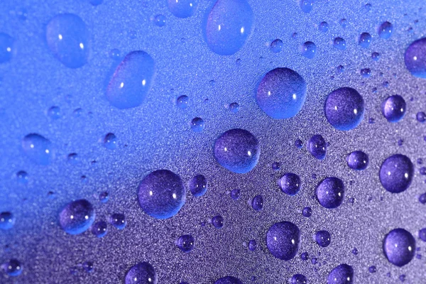 Gotas de agua sobre fondo de color — Foto de Stock