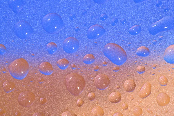 Kapky vody na barevném pozadí — Stock fotografie