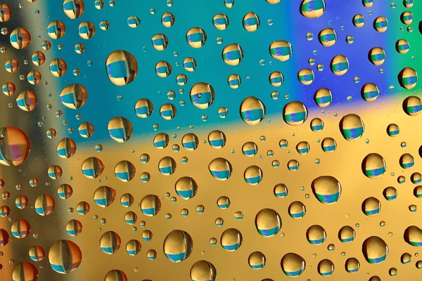 Gotas de agua sobre fondo multicolor — Foto de Stock