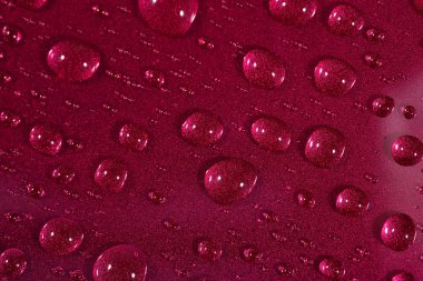 Su kırmızı yüzeye bırakır. Seçici odak.