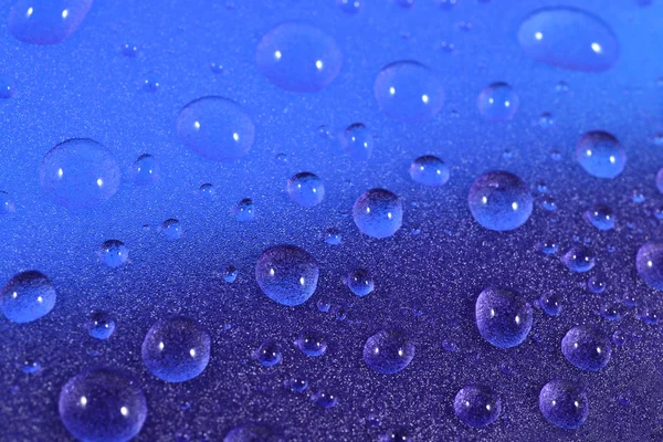 Gocce d'acqua su sfondo blu. Focus selettivo . — Foto Stock