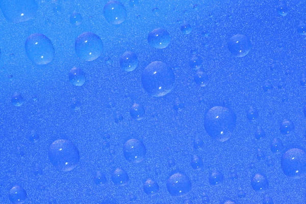 Gouttes d'eau sur fond bleu — Photo