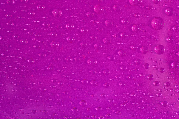 Gocce d'acqua su sfondo rosa. Focus selettivo . — Foto Stock
