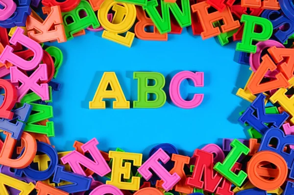 Пластикові кольорові букви алфавіту Abc на сині — стокове фото