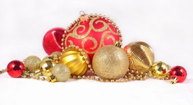 Bir beyaz üzerine kırmızı ve altın Noel süsleri