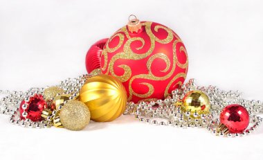 Bir beyaz altın, gümüş ve kırmızı Noel süsleri 